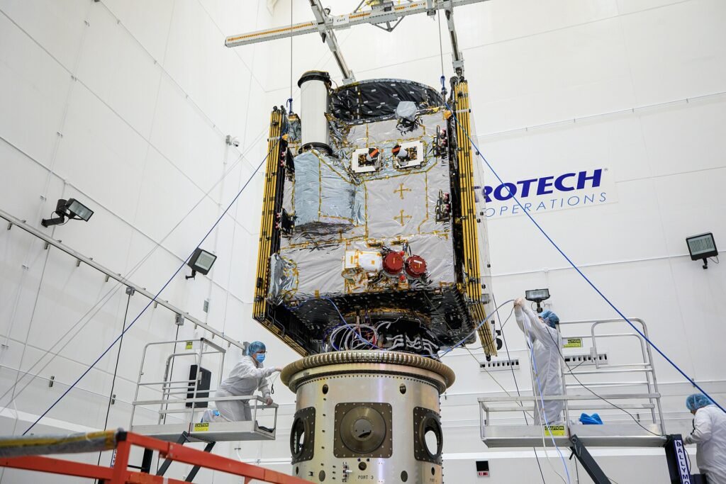NASA 우주선과 임무 장비를 준비하는 청정실